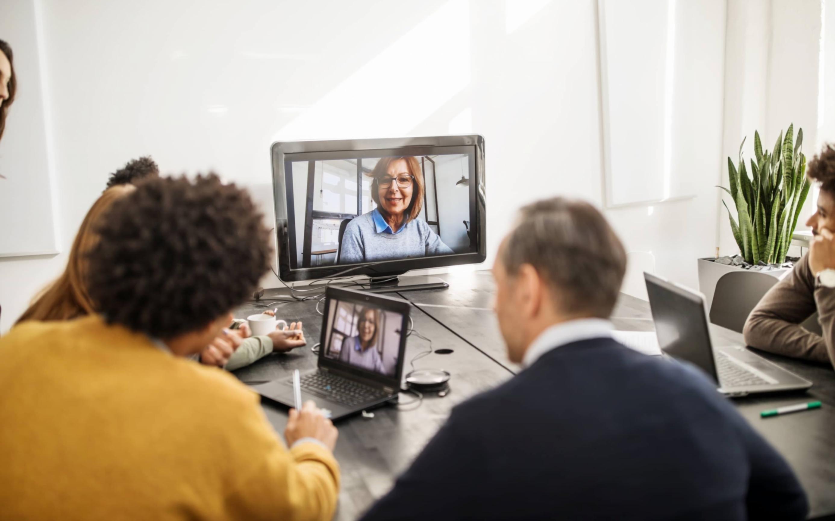 Espace de travail organisé avec documents financiers