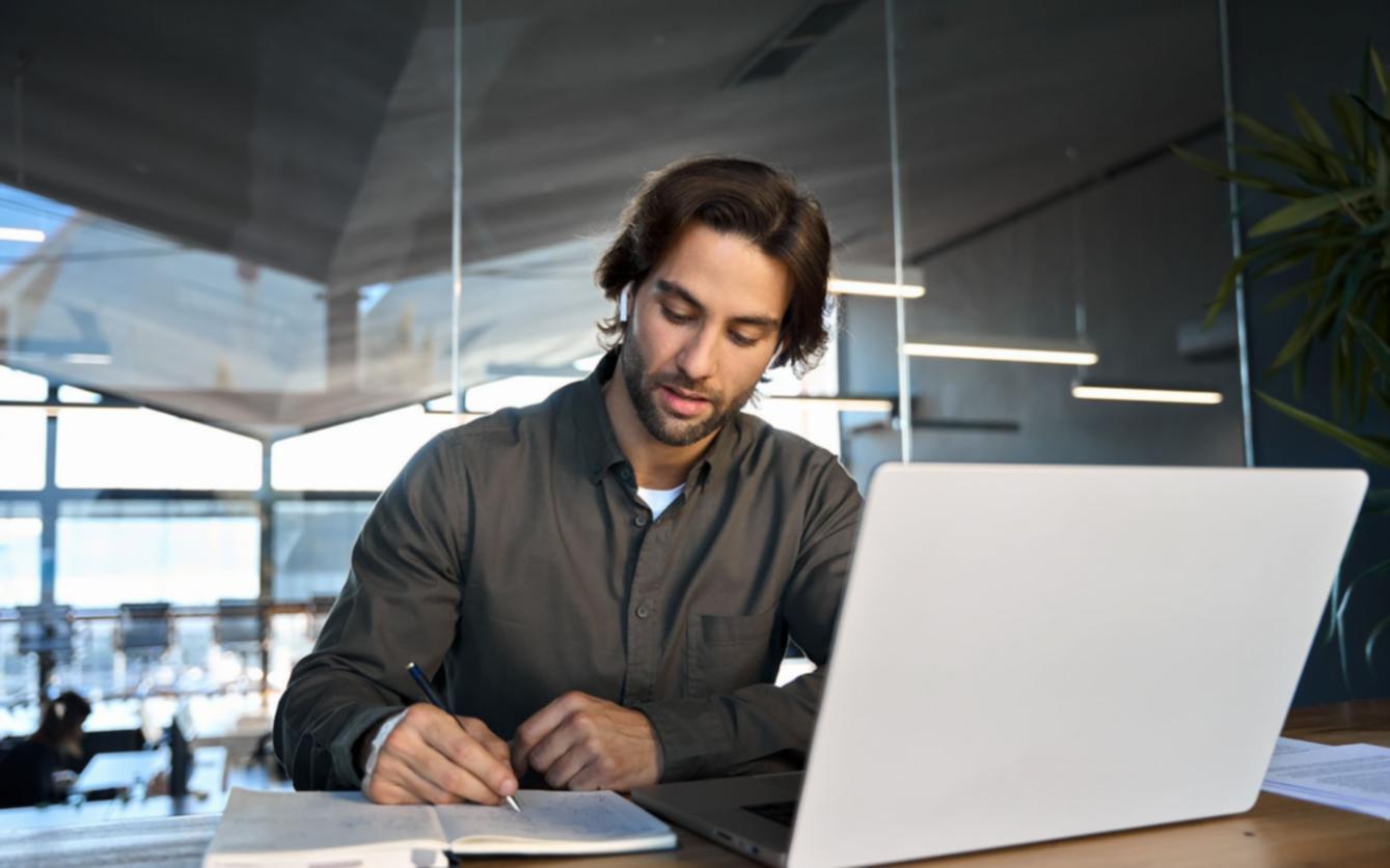 Salle de formation où les participants collaborent sur des concepts d'investissement