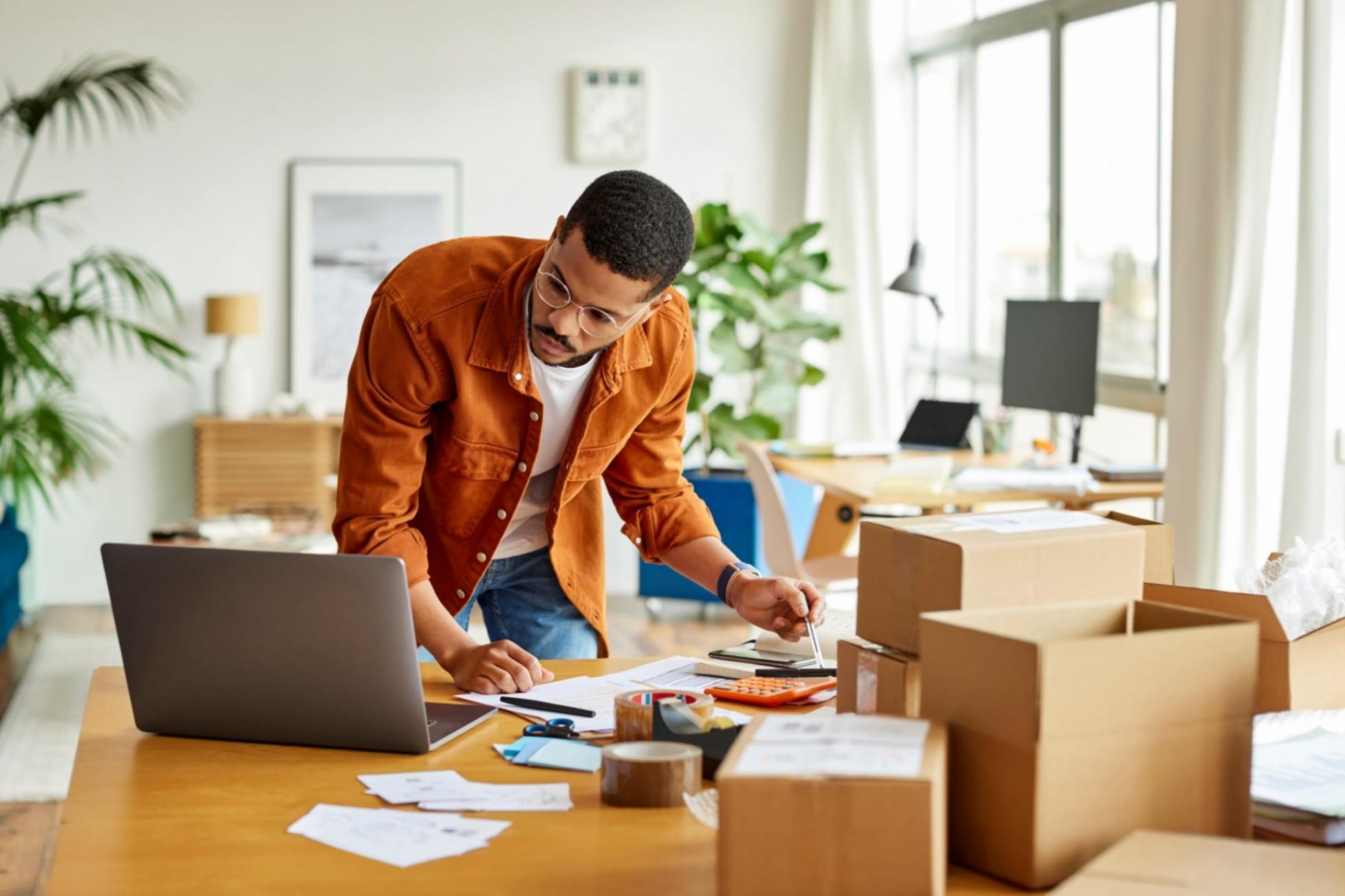 Groupe d'apprenants participant à un atelier pratique sur l'investissement